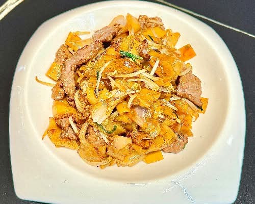 干炒牛河 Stir Fried Beef Rice Noodles
